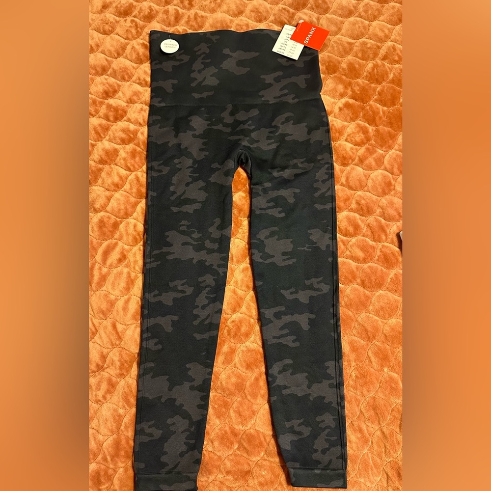 NWT SPANX Black Camo Cropped Leggings Size Medium